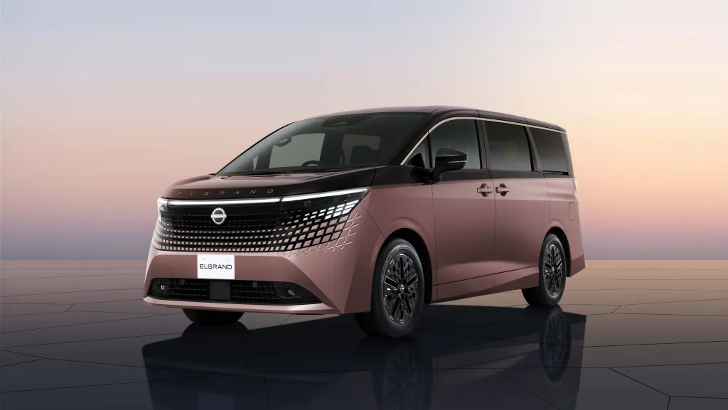 Nissan Elgrand 4-го поколения: премиум-минивэн с 14,3″ экранами, 22-канальной аудиосистемой и гибридной тягой