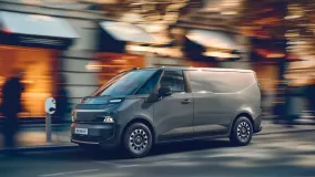 Renault представила Trafic E-Tech 2026: электрический фургон с дальностью до 322 км и увеличенной полезной нагрузкой