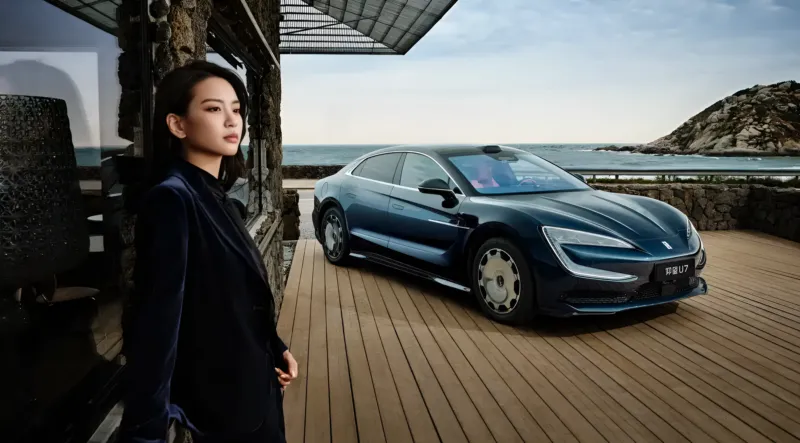 Yangwang U7 представляет мощность 1341 л. с. благодаря четырём электродвигателям и дебютирует в новом цвете Galaxy Blue