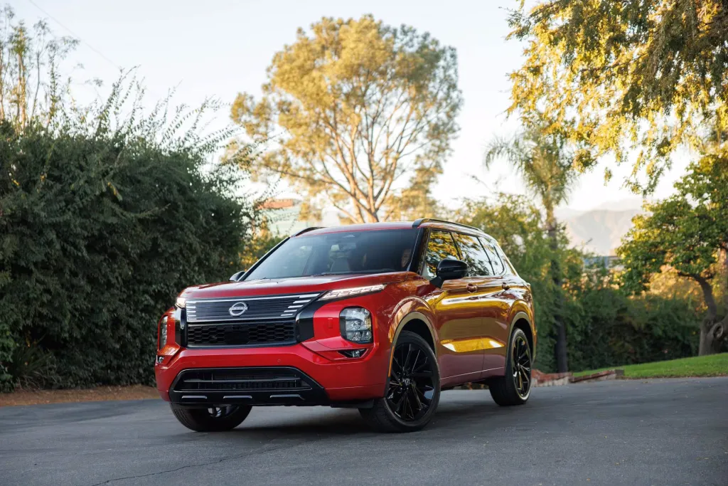 Nissan представила обновлённый Rogue 2026 с гибридной установкой и увеличенным запасом хода