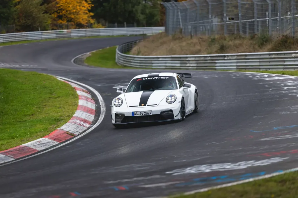 Porsche 911 GT3 с пакетом Manthey: аэродинамика выдает до 1 190 фунтов прижимной силы и сбрасывает 2,8 с на «Северной петле»
