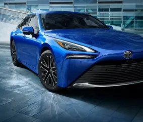 Toyota Mirai 2026 — обновление, которое почти невозможно заметить, но оно важнее, чем кажется