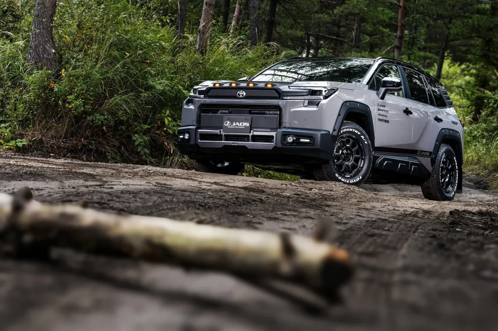 Toyota RAV4 2026: жёсткий внедорожный образ от Jaos