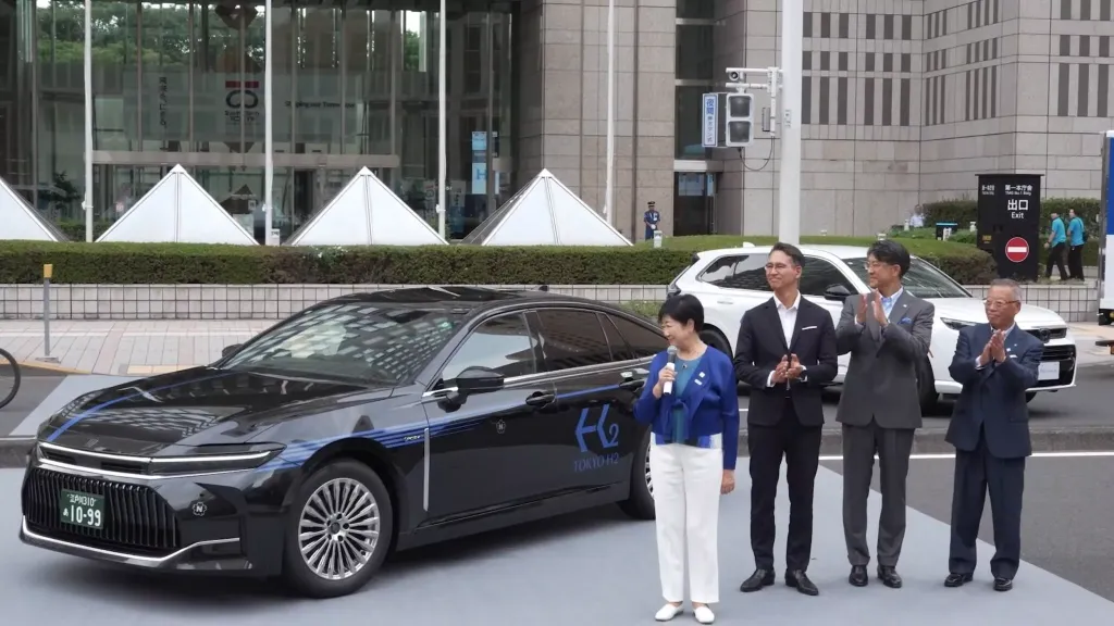 Toyota Crown на водороде получает версии для такси и полиции: новый шаг в развитии чистого транспорта