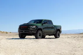 Ram 1500 SRT TRX 2027 возвращается: 777 л.с., Hellcat и новый виток войны пикапов