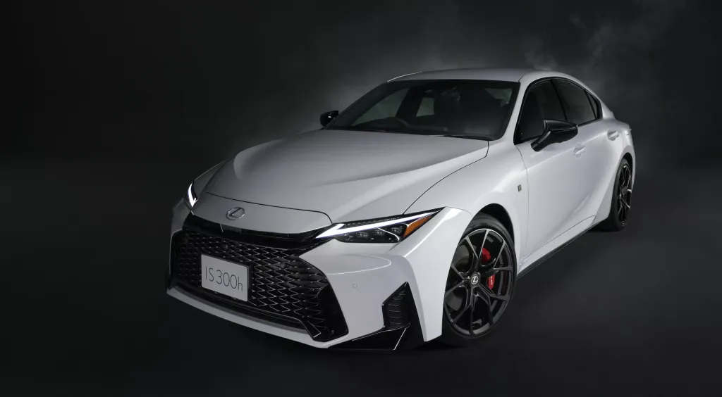 Lexus IS 2026 для Японии: обновление седана, пакеты TRD и F Sport, недоступные на других рынках