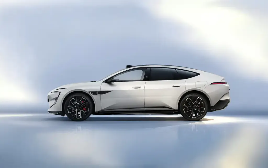 Avatr 12 2026: обновлённый электрический фастбэк с мощностью до 955 лошадиных сил