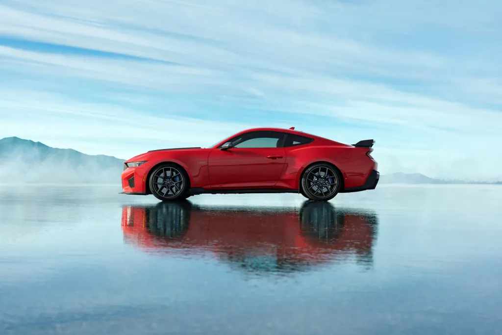 Ford Mustang Dark Horse SC 2026: компрессорный V8, пакет для автодрома и 620 фунтов прижимной силы