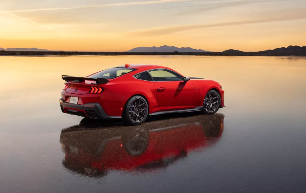 Ford Mustang Dark Horse SC 2026: компрессорный V8, пакет для автодрома и 620 фунтов прижимной силы