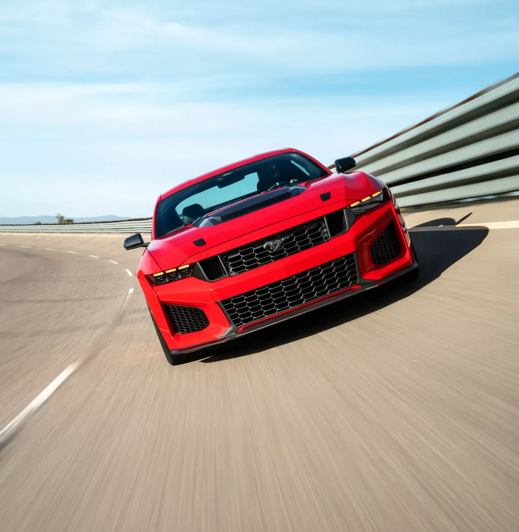 Ford Mustang Dark Horse SC 2026: компрессорный V8, пакет для автодрома и 620 фунтов прижимной силы