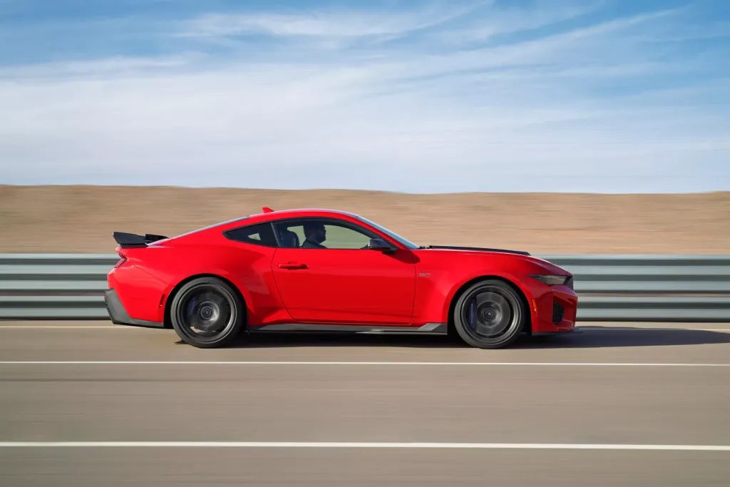 Ford Mustang Dark Horse SC 2026: компрессорный V8, пакет для автодрома и 620 фунтов прижимной силы