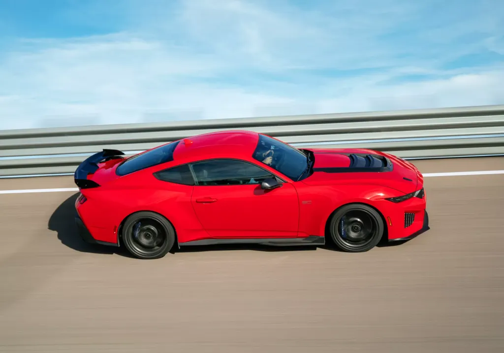 Ford Mustang Dark Horse SC 2026: компрессорный V8, пакет для автодрома и 620 фунтов прижимной силы