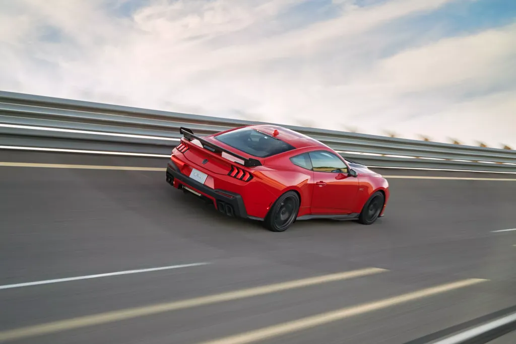 Ford Mustang Dark Horse SC 2026: компрессорный V8, пакет для автодрома и 620 фунтов прижимной силы