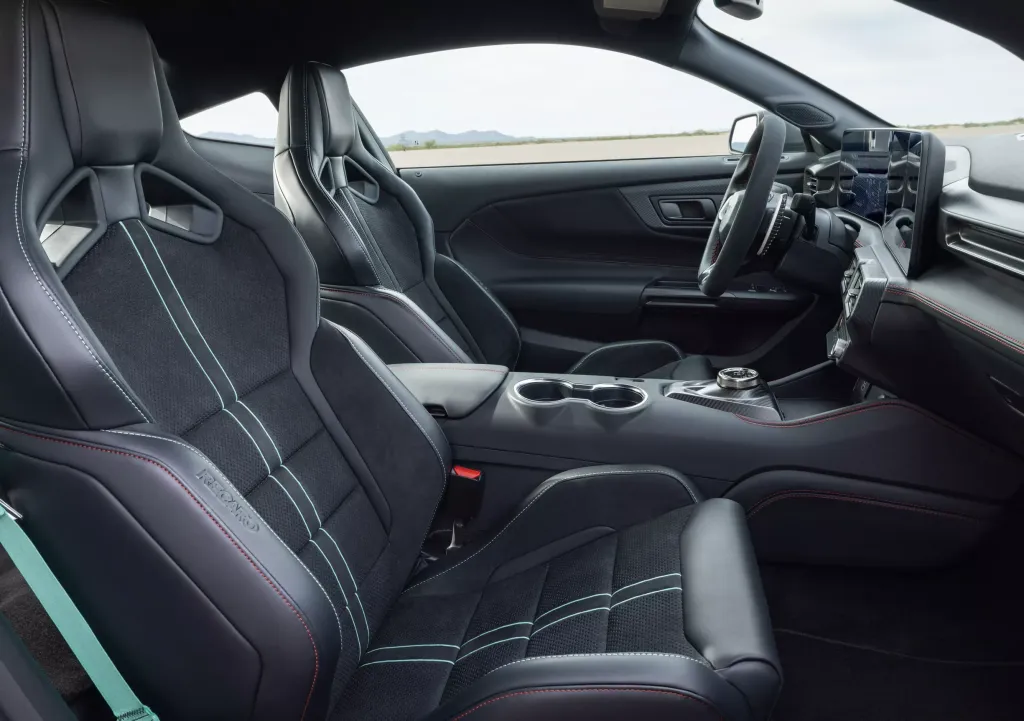 Ford Mustang Dark Horse SC 2026: компрессорный V8, пакет для автодрома и 620 фунтов прижимной силы