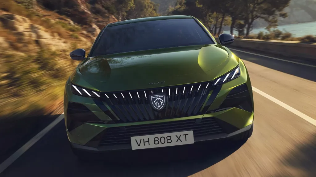 Peugeot 408 2026: рестайлинг купеобразного лифтбека с новым лицом и доработанной техникой