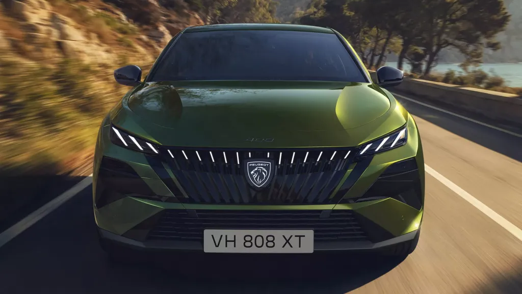 Peugeot 408 2026: рестайлинг купеобразного лифтбека с новым лицом и доработанной техникой