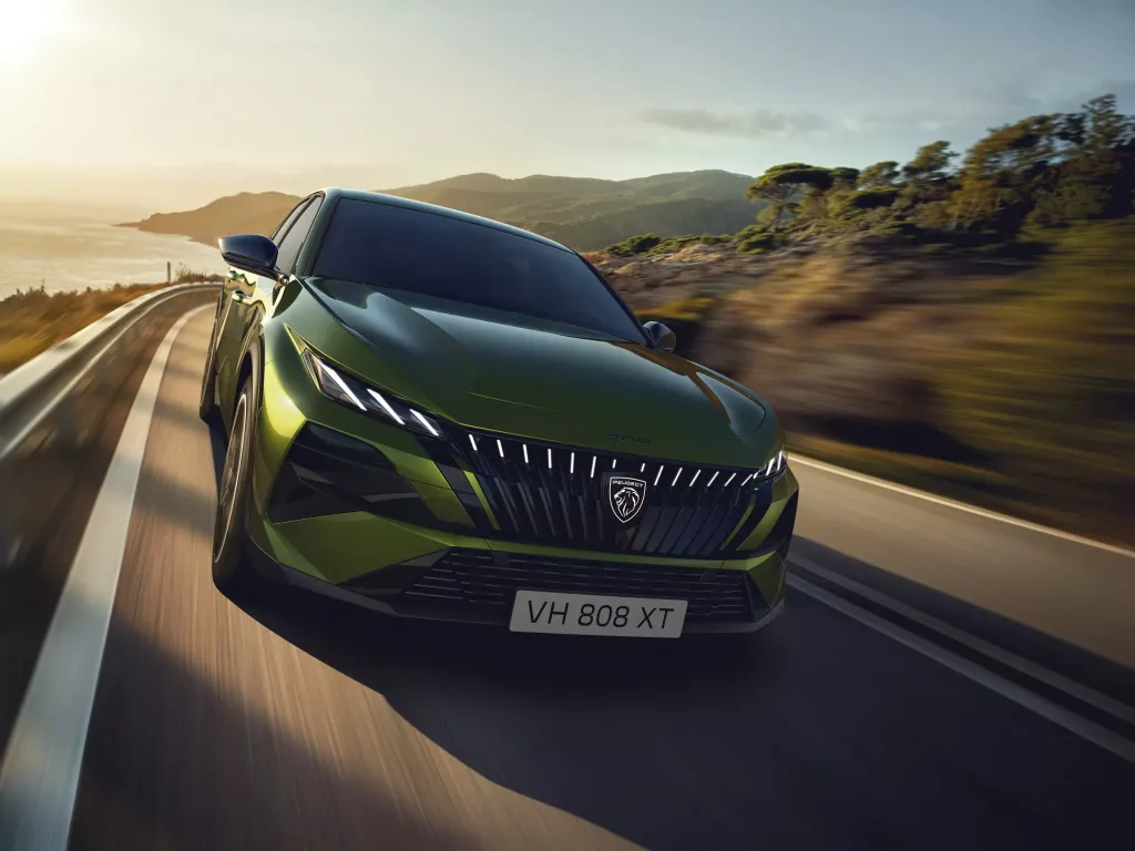 Peugeot 408 2026: рестайлинг купеобразного лифтбека с новым лицом и доработанной техникой