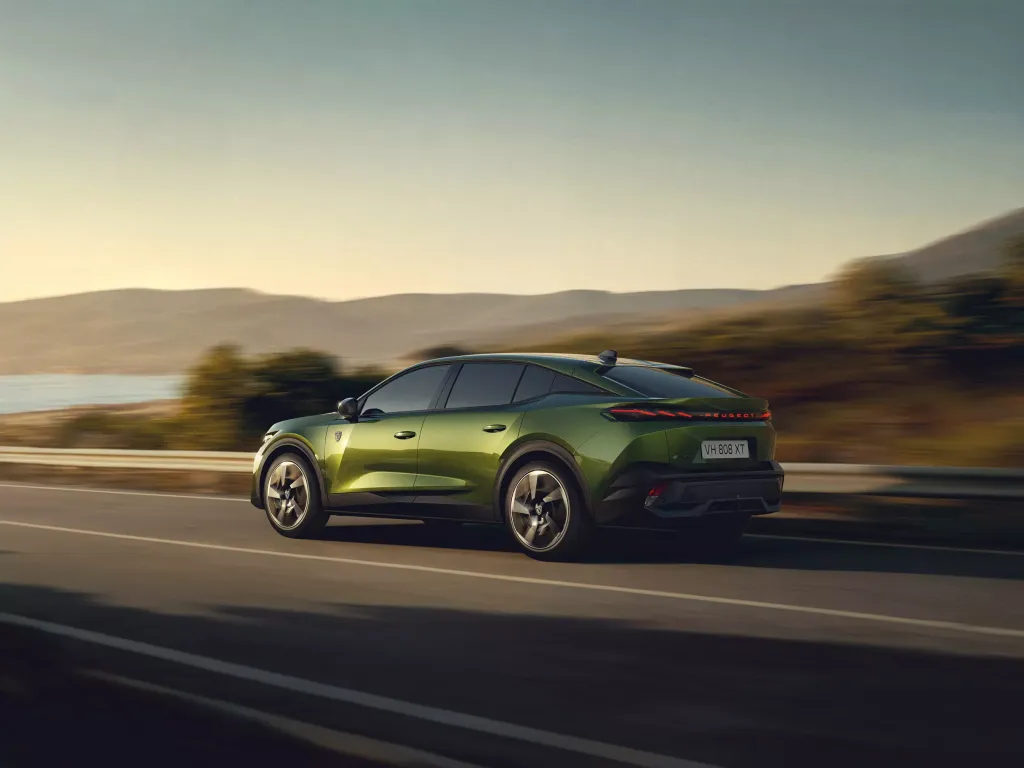 Peugeot 408 2026: рестайлинг купеобразного лифтбека с новым лицом и доработанной техникой