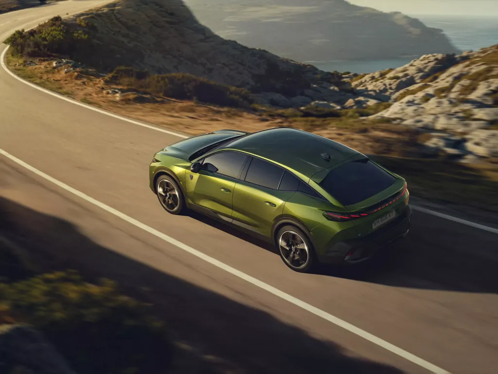 Peugeot 408 2026: рестайлинг купеобразного лифтбека с новым лицом и доработанной техникой