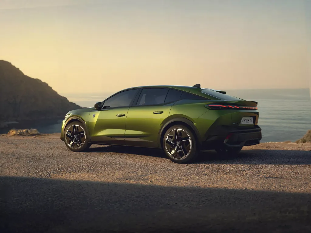 Peugeot 408 2026: рестайлинг купеобразного лифтбека с новым лицом и доработанной техникой