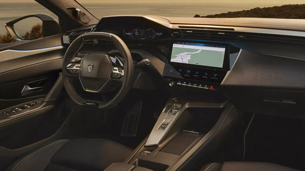 Peugeot 408 2026: рестайлинг купеобразного лифтбека с новым лицом и доработанной техникой