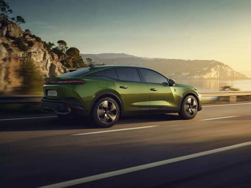 Peugeot 408 2026: рестайлинг купеобразного лифтбека с новым лицом и доработанной техникой