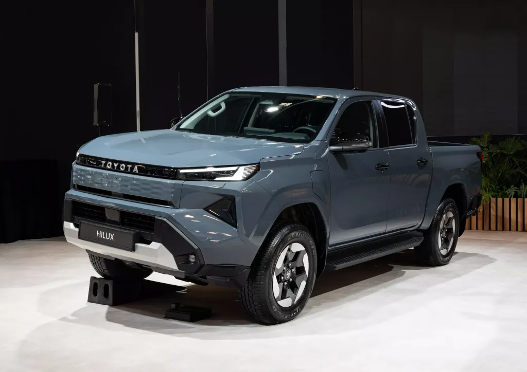 Toyota Hilux 2026: электрическая версия BEV и модель с ДВС в новом дизайне Cyber Sumo