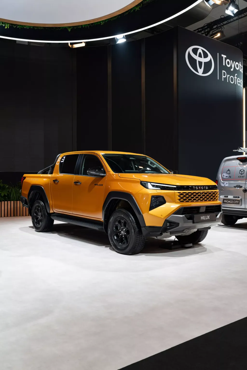 Toyota Hilux 2026: электрическая версия BEV и модель с ДВС в новом дизайне Cyber Sumo