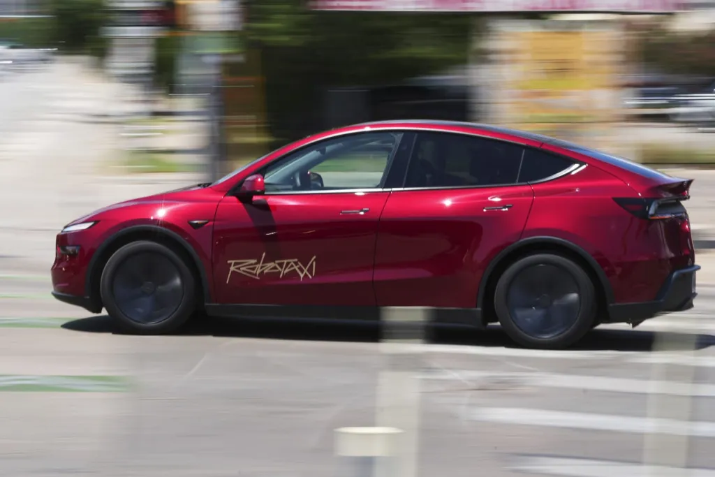 Tesla Robotaxi вводит штрафы за загрязнение салона