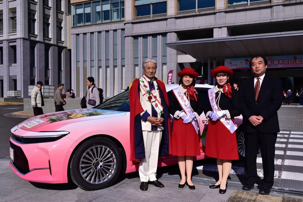 Toyota Crown Sedan Ichigo Crown: «клубничный» розовый седан к 80-летию Tochigi Toyota