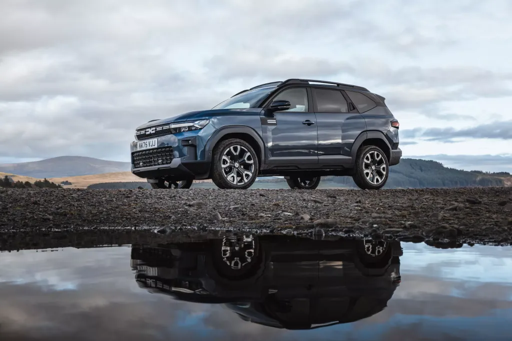 Dacia Bigster: бренд построил «отель из SUV» для наблюдения за звёздами