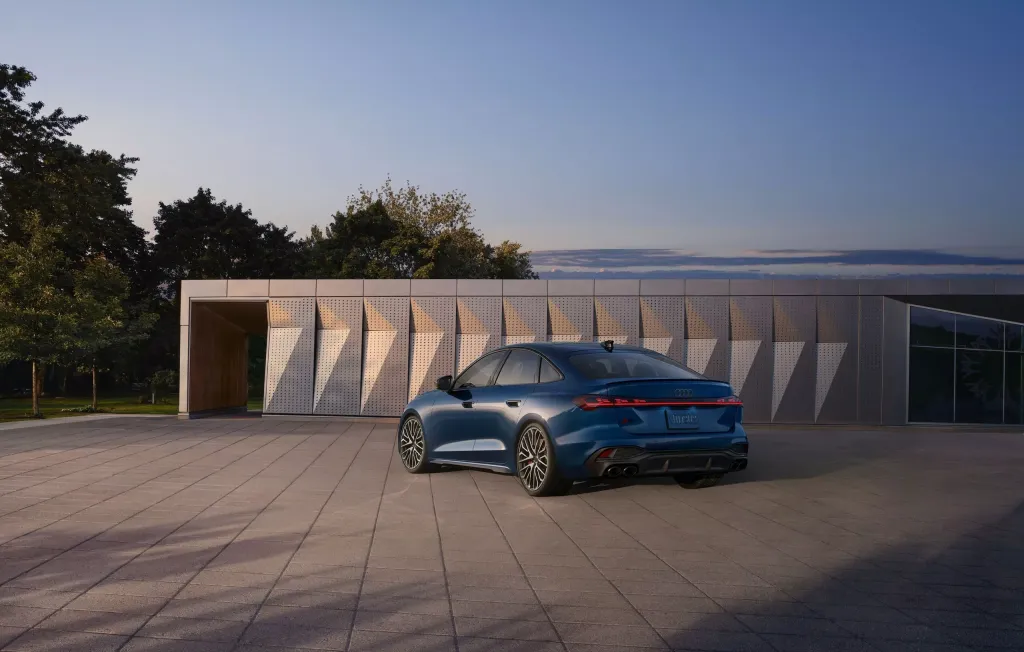 Audi A5 2026 и Audi Q5 2026: обновления интерфейса, «живой» руль и новые опции