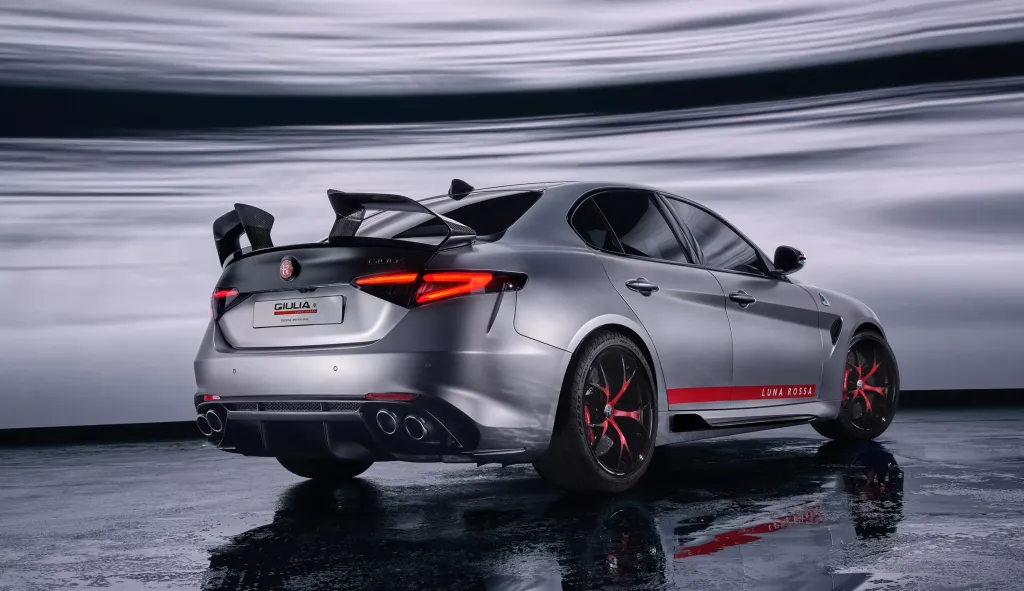 Alfa Romeo Giulia Quadrifoglio Luna Rossa: лимитированная версия с экстремальным прижимом