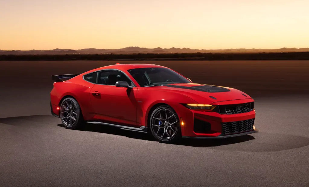 Ford Mustang Dark Horse SC 2026: компрессорный V8, пакет для автодрома и 620 фунтов прижимной силы