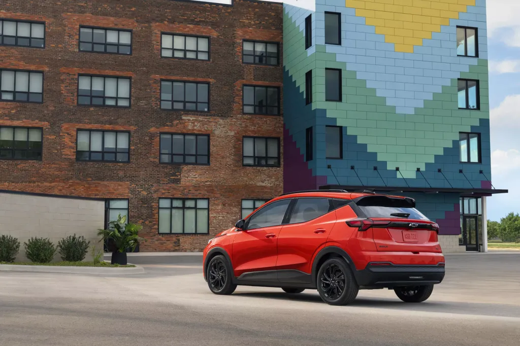 Chevrolet Bolt 2027: серийная версия с запасом хода 422 км уже поступает к дилерам