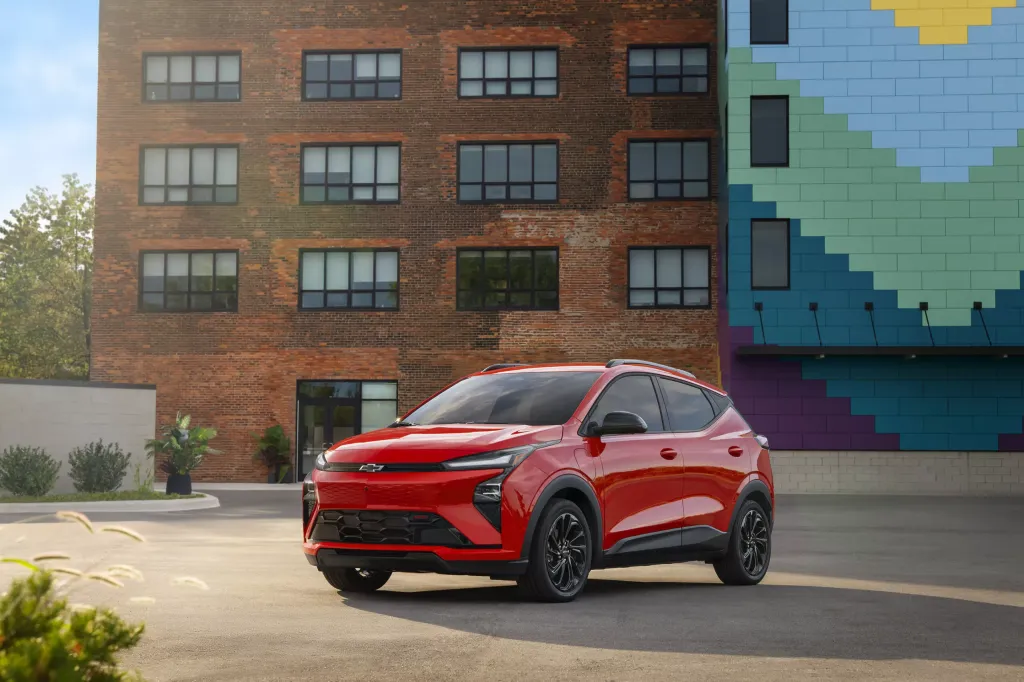 Chevrolet Bolt 2027: серийная версия с запасом хода 422 км уже поступает к дилерам