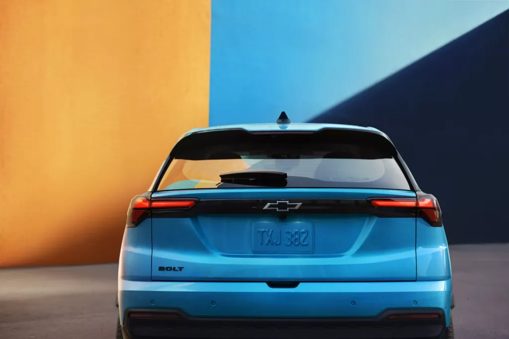 Chevrolet Bolt 2027: серийная версия с запасом хода 422 км уже поступает к дилерам