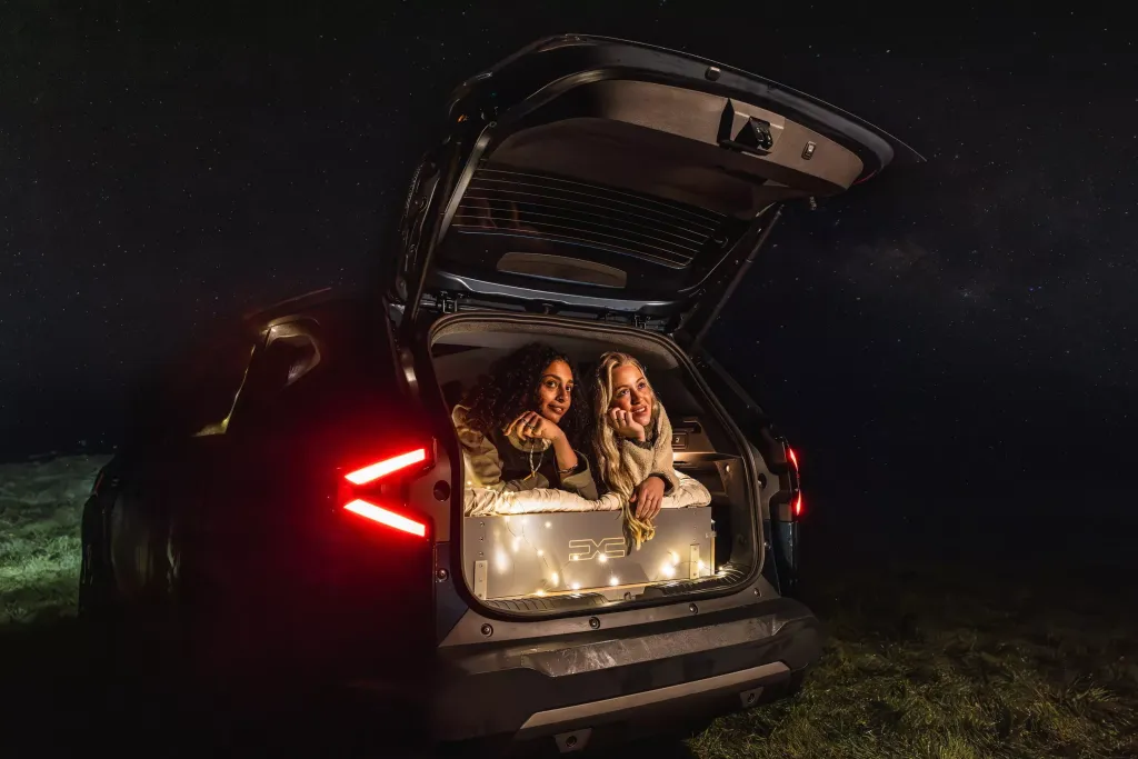 Dacia Bigster: бренд построил «отель из SUV» для наблюдения за звёздами