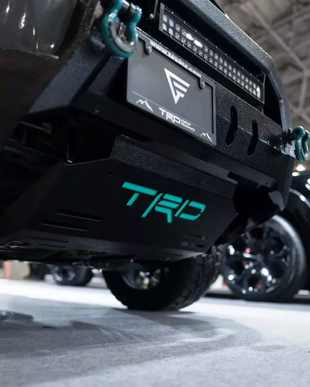 Toyota Alphard: минивэн в стиле Land Cruiser показали на Токийском автосалоне