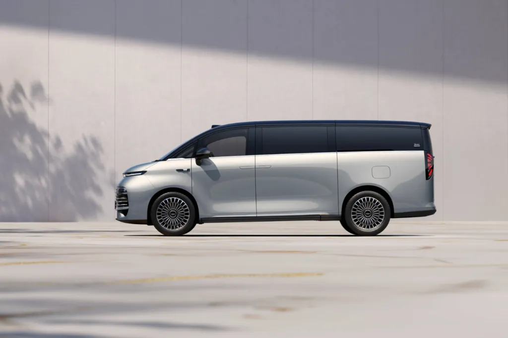 Geely Galaxy V900: в Китае стартовали продажи минивэна с увеличенным запасом хода по цене от 269 800 юаней