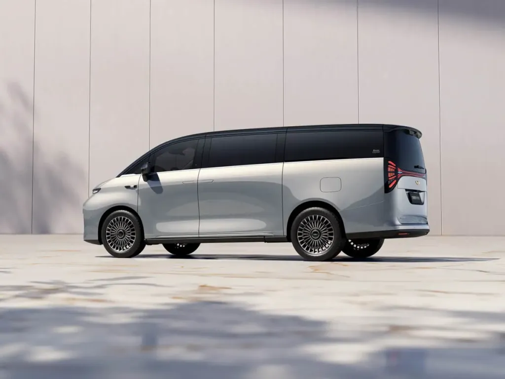 Geely Galaxy V900: в Китае стартовали продажи минивэна с увеличенным запасом хода по цене от 269 800 юаней