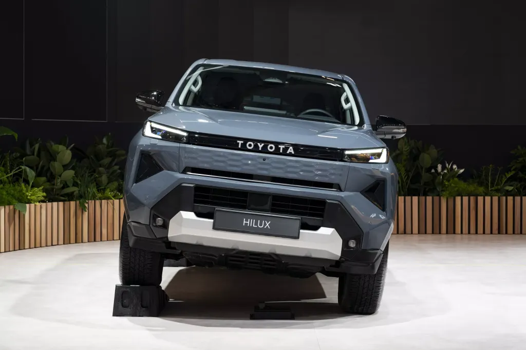 Toyota Hilux 2026: электрическая версия BEV и модель с ДВС в новом дизайне Cyber Sumo