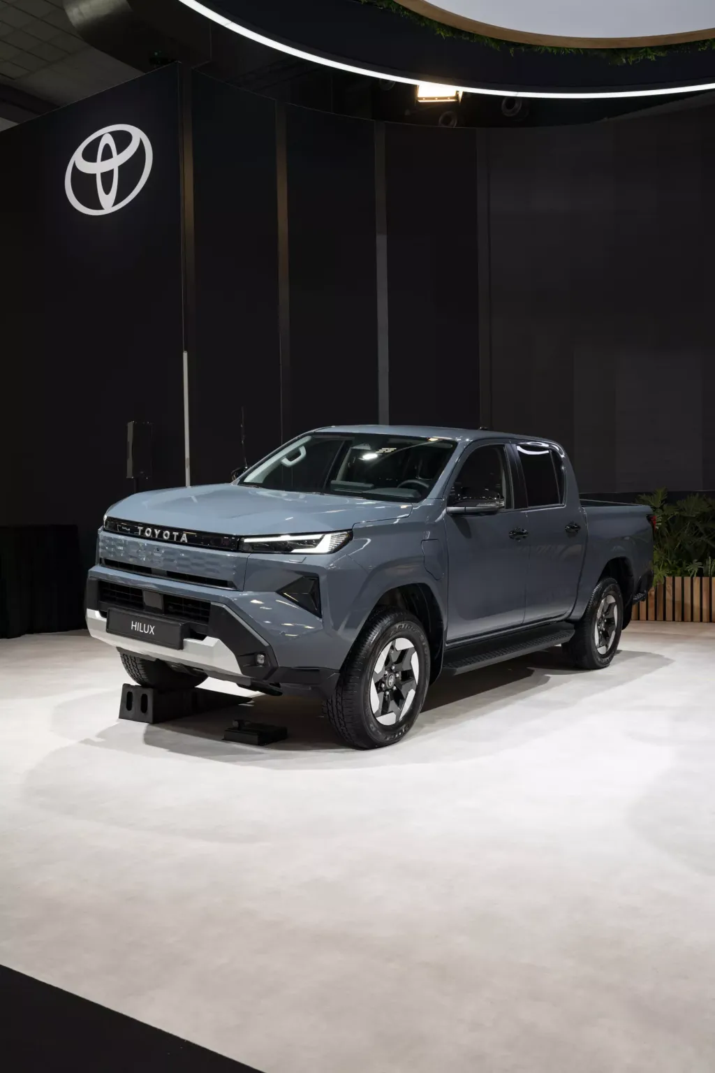 Toyota Hilux 2026: электрическая версия BEV и модель с ДВС в новом дизайне Cyber Sumo