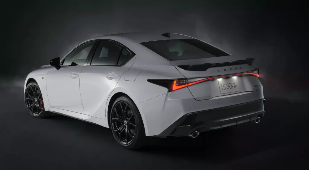 Lexus IS 2026 для Японии: обновление седана, пакеты TRD и F Sport, недоступные на других рынках