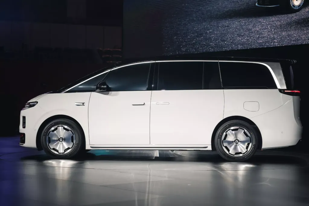 Leapmotor D99: электрический минивэн с рекордной батареей и запасом хода до 720 км