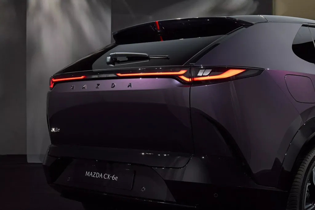 Mazda CX-6e 2026 — новый электрический кроссовер Mazda для Европы