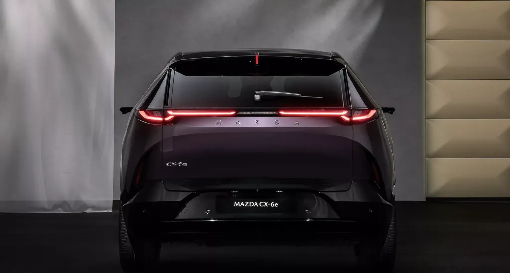 Mazda CX-6e 2026 — новый электрический кроссовер Mazda для Европы