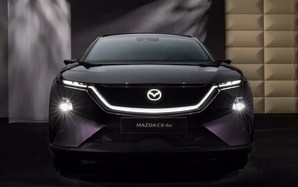 Mazda CX-6e 2026 — новый электрический кроссовер Mazda для Европы