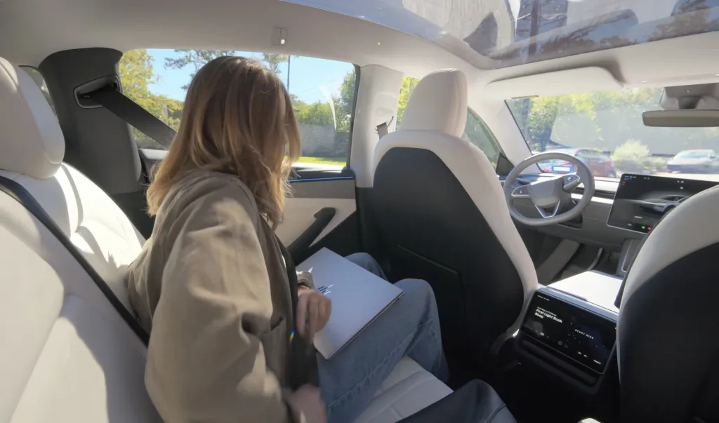 Tesla Robotaxi вводит штрафы за загрязнение салона