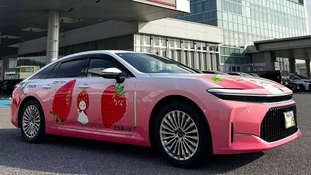 Sedan Ichigo Crown: «клубничный» розовый седан к 80-летию Tochigi Toyota